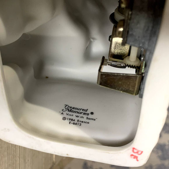 Vintage Enesco Treasured Memories Santa Claus is Coming to Town Music Figurine - Picture 8 of 10